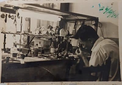 Bisavô de Imai Eikou trabalhando como relojoeiro